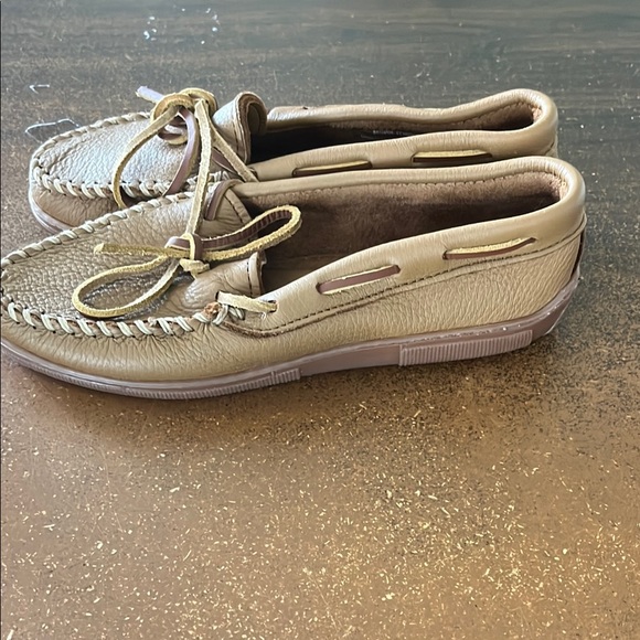 Cozy Classic! Minnetonka Moosehide Leather Moccasins - Women's size 9 - Picture 3 of 7